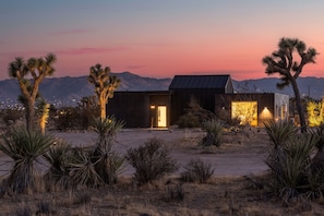 Exterior - The Moasis - 5 acre Modern w Pool & Spa (Yucca Valley)