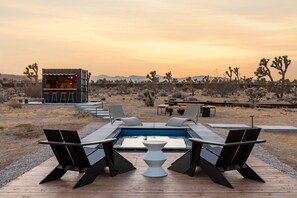Outdoor dining - The Moasis - 5 acre Modern w Pool & Spa (Yucca Valley)
