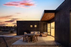 Outdoor dining - The Moasis - 5 acre Modern w Pool & Spa (Yucca Valley)