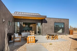 Outdoor dining - The Moasis - 5 acre Modern w Pool & Spa (Yucca Valley)