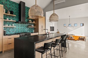 Fridge, microwave, oven, stovetop - The Moasis - 5 acre Modern w Pool & Spa (Yucca Valley)