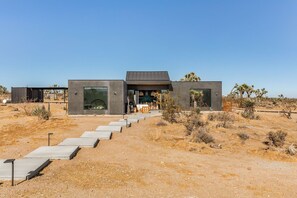 Property grounds - The Moasis - 5 acre Modern w Pool & Spa (Yucca Valley)