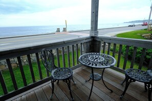 Outdoor dining - Ocean views galore. York Beach at your finger tips (York Beach)