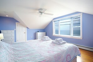 2 bedrooms, iron/ironing board, free WiFi, bed sheets - Ocean views galore. York Beach at your finger tips (York Beach)