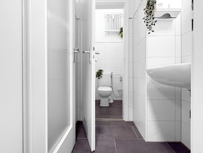 Douche, sèche-cheveux, bidet, serviettes fournies