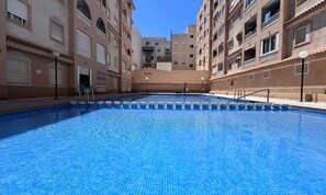 Outdoor pool - Apartment in Torrevieja Near Playa del Cura (Torrevieja)