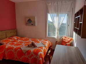 Iron/ironing board, WiFi, bed sheets