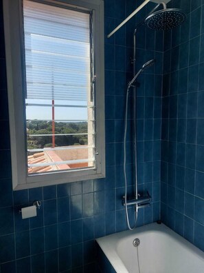 Séchoir à cheveux, bidet, serviettes fournies, savon
