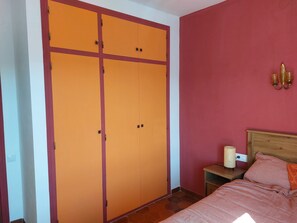 2 slaapkamers, een strijkplank/strijkijzer, wifi, beddengoed