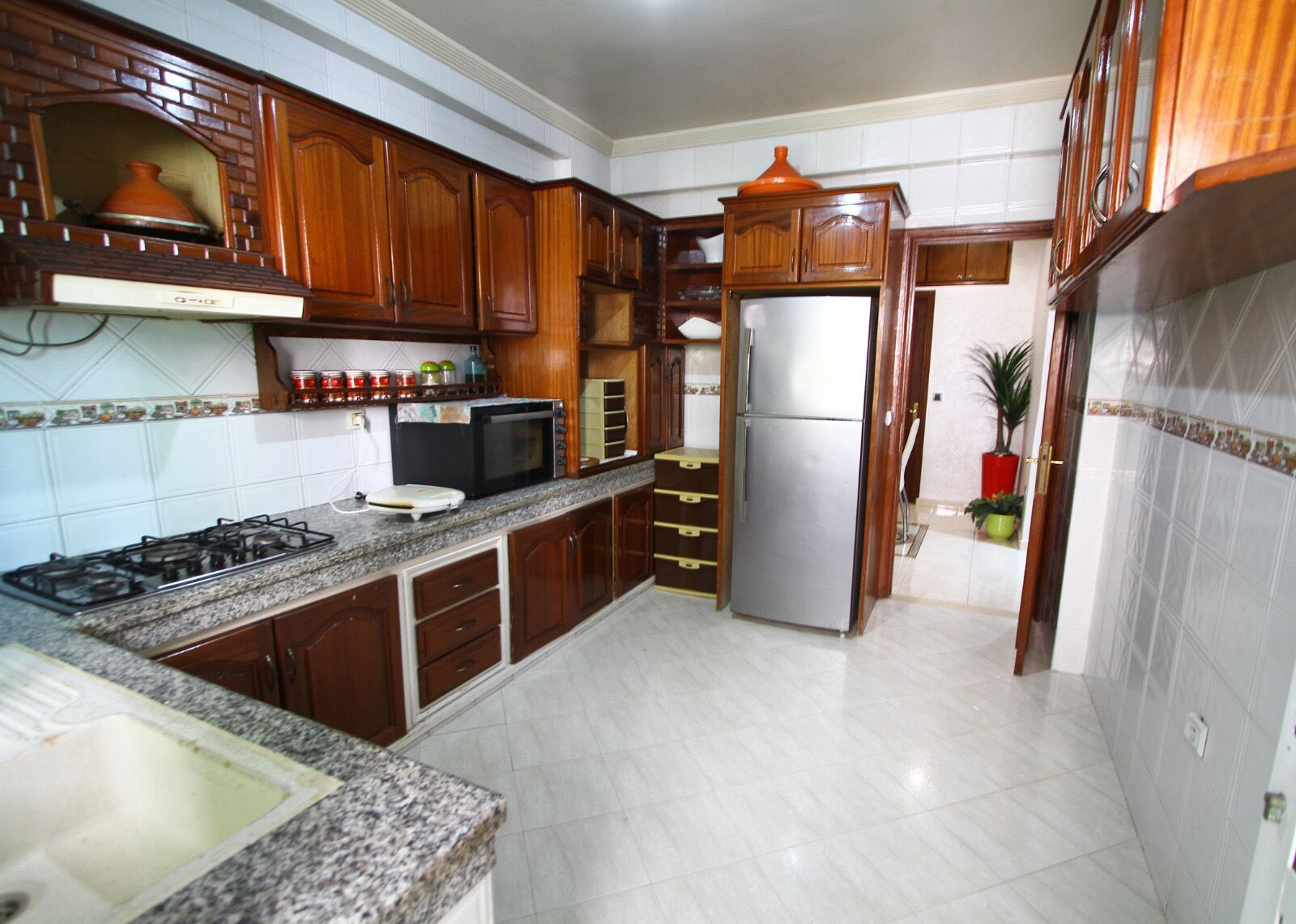 Refrigerador, horno, placa de cocina, tetera/pava eléctrica