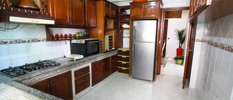 Fridge, oven, stovetop, electric kettle