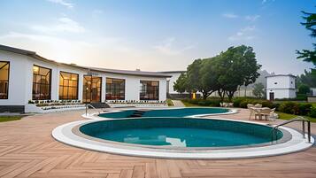 Kolam renang terbuka