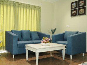 ห้องดีลักซ์ | บริเวณนั่งเล่น | ทีวีจอแอลอีดี 32 นิ้ว พร้อมช่องเคเบิล