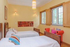 4 habitaciones, tabla de planchar con plancha, wifi y ropa de cama 