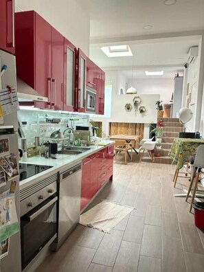 Microwave, oven, stovetop, dishwasher - The Special Loft Plaza Castilla (Madrid)