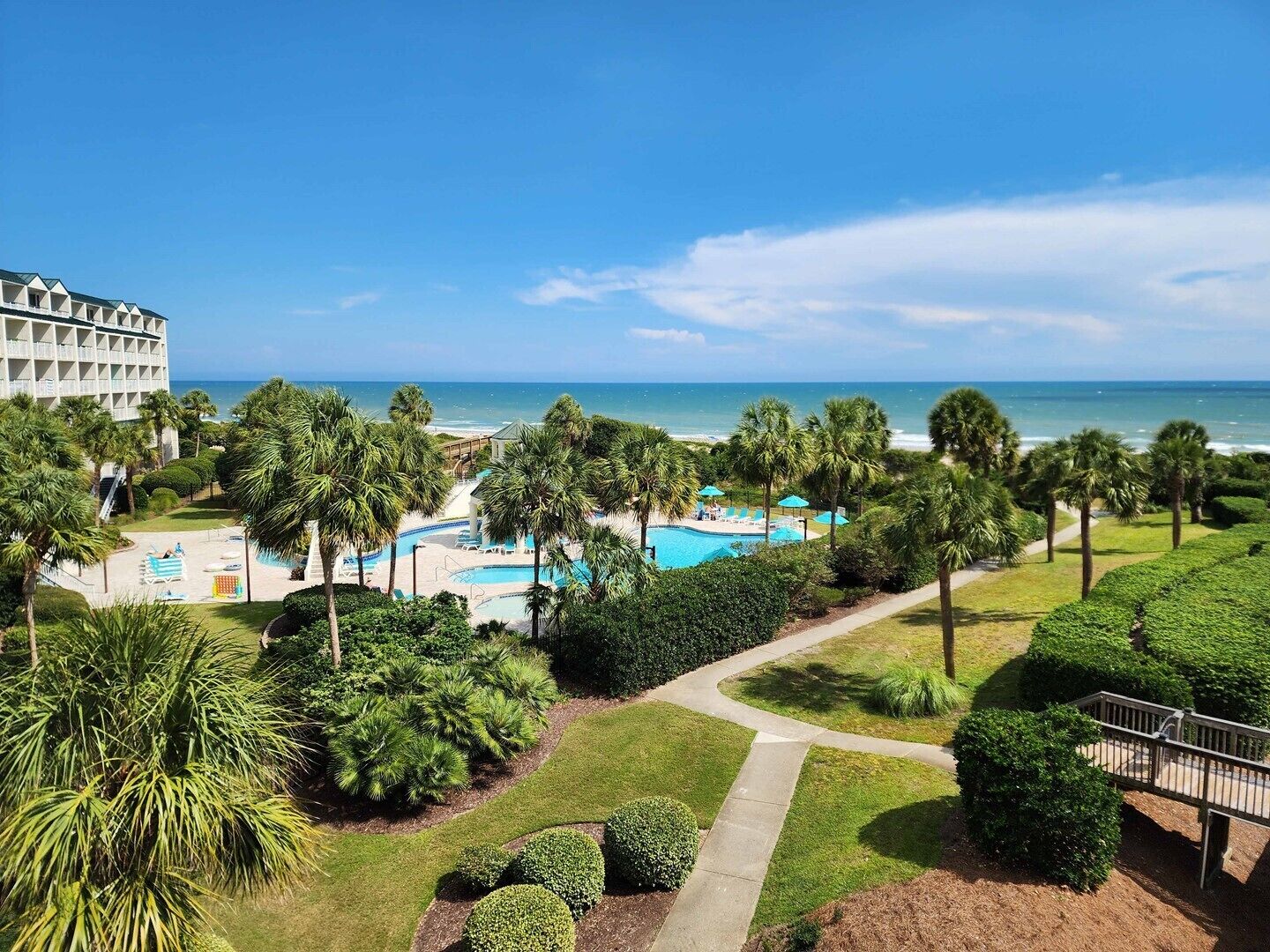 Innendørsbasseng og et oppvarmet basseng