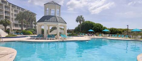 Innendørsbasseng og et oppvarmet basseng