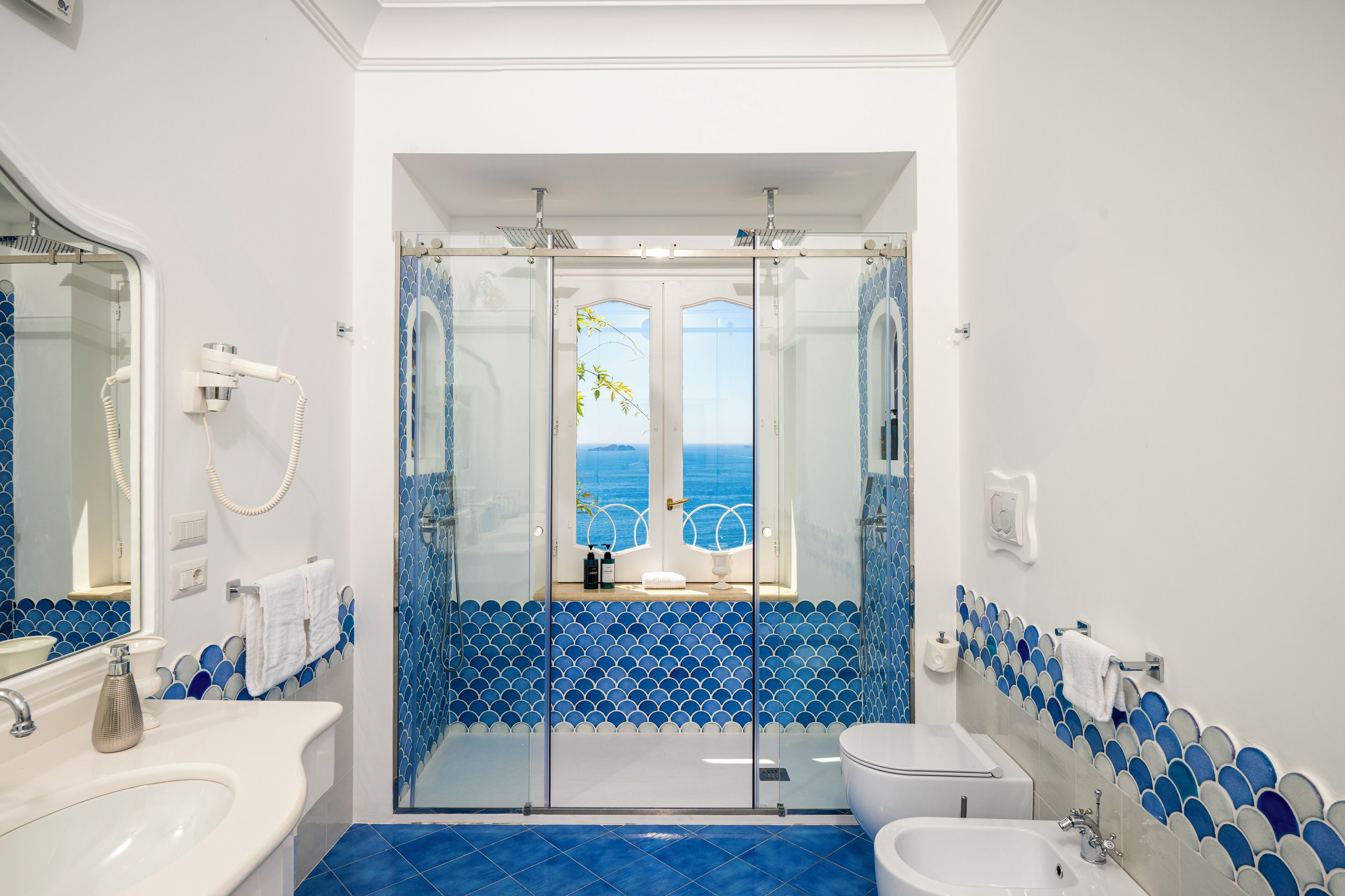 Haartrockner, Bidet, Handtücher, Seife