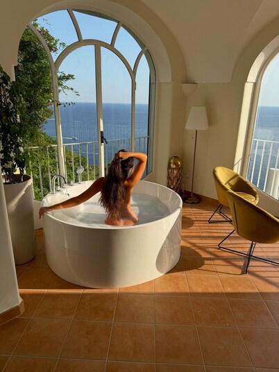 Royal Suite sea view with tub and free parking