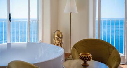 Royal Suite sea view with tub and free parking