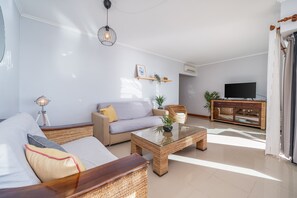 TV - Apartment 'Ocean Horizon House' with Sea View, Wi-Fi and Air Conditioning (Portimão)