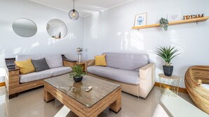 A modern living room with two sofas, a coffee table, and a round side table. - Apartment 'Ocean Horizon House' with Sea View, Wi-Fi and Air Conditioning (Portimão)