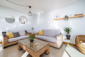 A modern living room with two sofas, a coffee table, and a round side table. - Apartment 'Ocean Horizon House' with Sea View, Wi-Fi and Air Conditioning (Portimão)