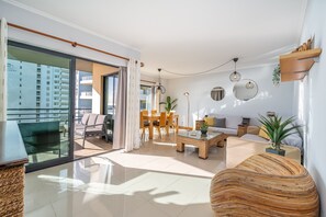 TV - Apartment 'Ocean Horizon House' with Sea View, Wi-Fi and Air Conditioning (Portimão)