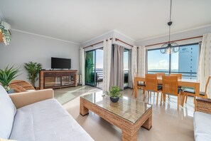 TV - Apartment 'Ocean Horizon House' with Sea View, Wi-Fi and Air Conditioning (Portimão)