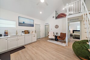 2 bedrooms, iron/ironing board, WiFi, bed sheets - Barista’s Loft- 2BR/1BR + loft near beaches, Pinecraft-Amish/Mennonite community (Sarasota)