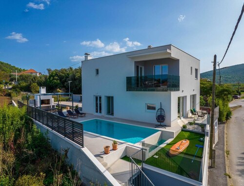 Seaside Villa With Swimming Pool in Barotul