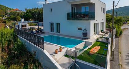 Seaside Villa With Swimming Pool in Barotul