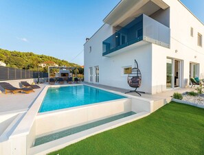 House | Exterior - Seaside Villa With Swimming Pool in Barotul (Pasman)
