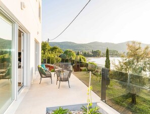 House | Balcony - Seaside Villa With Swimming Pool in Barotul (Pasman)