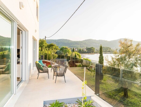 House | Balcony - Seaside Villa With Swimming Pool in Barotul (Pasman)