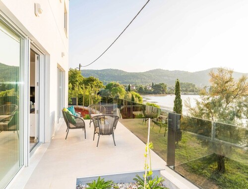 Seaside Villa With Swimming Pool in Barotul