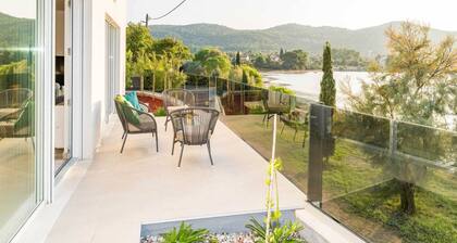 Seaside Villa With Swimming Pool in Barotul