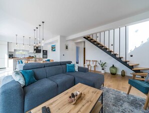 House | Living room - Seaside Villa With Swimming Pool in Barotul (Pasman)