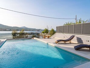 House | Pool | Indoor pool, outdoor pool - Seaside Villa With Swimming Pool in Barotul (Pasman)