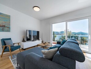 House | Living room - Seaside Villa With Swimming Pool in Barotul (Pasman)