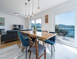 House | Dining - Seaside Villa With Swimming Pool in Barotul (Pasman)