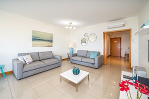 TV - Apartment 'Wave House' with Sea View, Wi-Fi and Air Conditioning (Portimão)