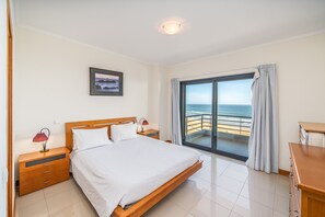 2 bedrooms, iron/ironing board, WiFi, bed sheets - Apartment 'Wave House' with Sea View, Wi-Fi and Air Conditioning (Portimão)