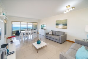 TV - Apartment 'Wave House' with Sea View, Wi-Fi and Air Conditioning (Portimão)