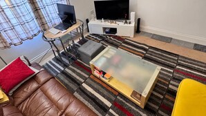 Shared Dormitory, 1 Bedroom | Living room - Room-cozy Southsea Apartment - Minutes f (Portsmouth)