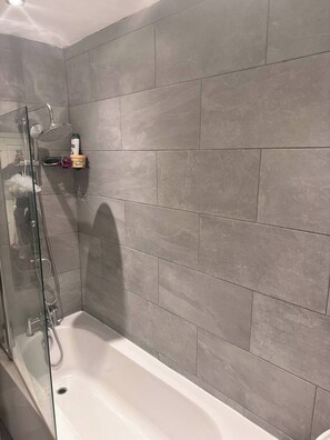 Bathroom - Room-cozy Southsea Apartment - Minutes f (Portsmouth)