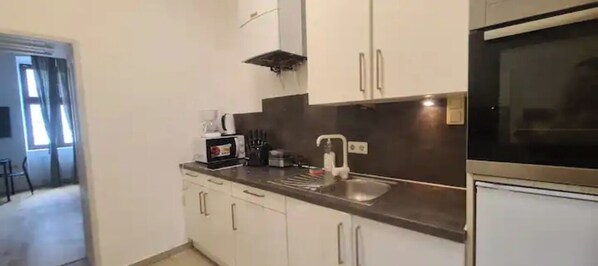 Departamento básico | Cocina privada | Refrigerador, microondas, parrilla de estufa y utensilios de cocina 