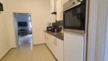 Perushuoneisto | Yksityinen keittiö | Jääkaappi, mikroaaltouuni, liesi, keittoastiat/astiat/ruokailuvälineet