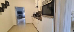 Departamento básico | Cocina privada | Refrigerador, microondas, parrilla de estufa y utensilios de cocina 