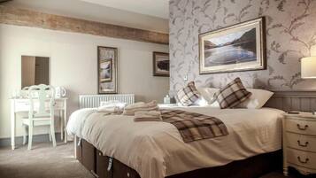 Kamar Double atau Twin Deluks, pemandangan halaman | Ruang kerja ramah laptop dan Wi-Fi gratis